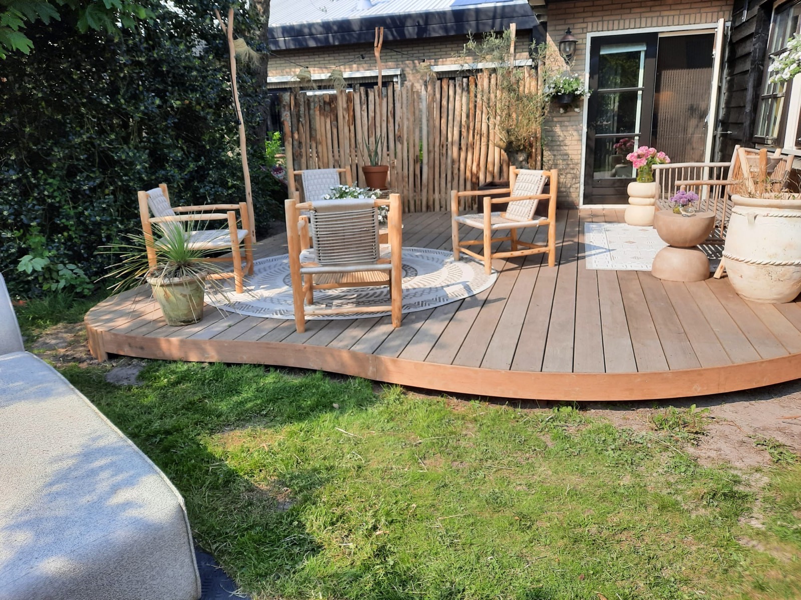 Afgewerkte vlonder met tuinmeubilair